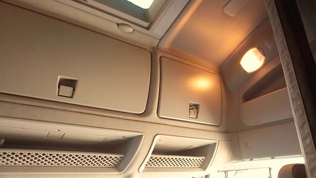 Detalle de los armarios frontales superiores del Iveco Stralis XP Euro 6.